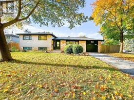 5285 Woodhaven Ct in Burlington, ON - Building Photo