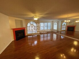 824 Timberline Ridge Ct in Winston-Salem, NC - Foto de edificio - Building Photo