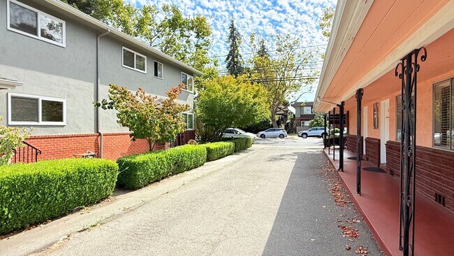 2053 Central Ave in Alameda, CA - Building Photo - Building Photo