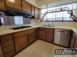 1021 N College Dr in Santa Maria, CA - Building Photo - Building Photo
