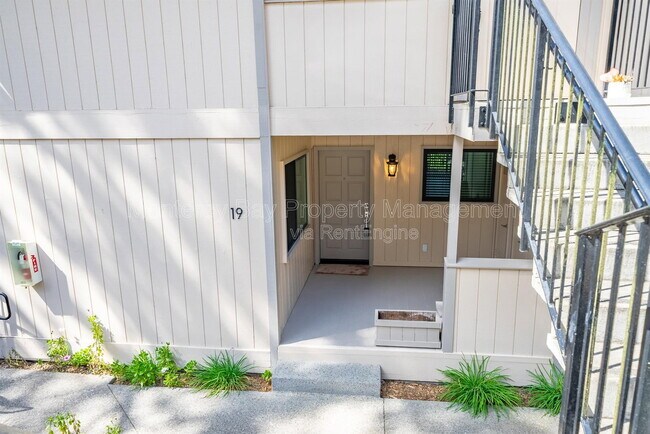 250 Forest Ridge Rd in Monterey, CA - Foto de edificio - Building Photo