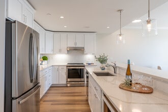 Heights Crossing in Darien, CT - Building Photo - Interior Photo
