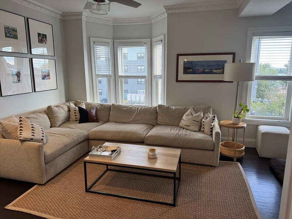 428 E 8th St in Boston, MA - Foto de edificio