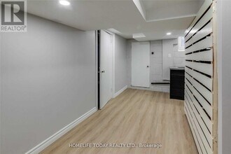 19 Bardwell Crescent in Toronto, ON - Building Photo - Building Photo