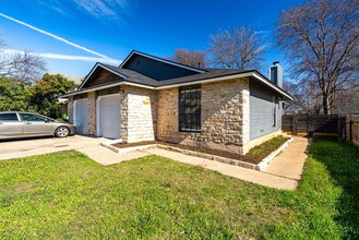 2003 Willowbend Dr in Round Rock, TX - Building Photo - Building Photo