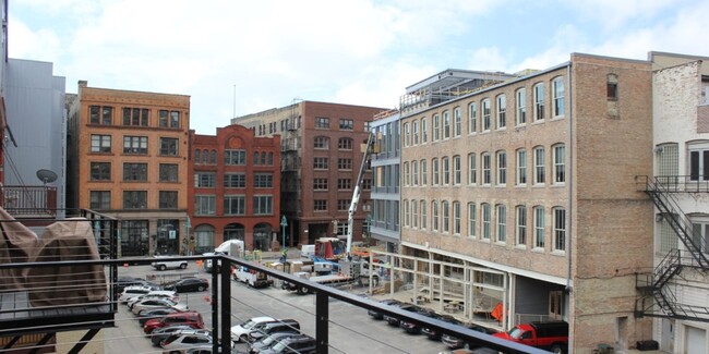 Broadway Market Lofts in Milwaukee, WI - Foto de edificio - Building Photo