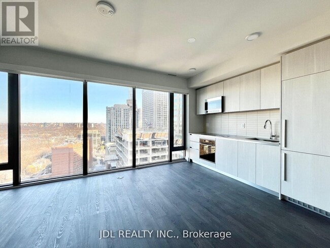 8 Cumberland St in Toronto, ON - Building Photo - Building Photo