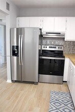 9015 SW 138th St in Miami, FL - Foto de edificio - Building Photo