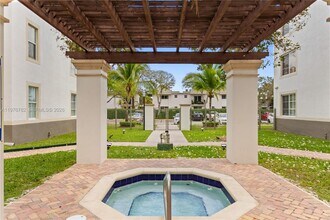 6851 SW 44th St in Miami, FL - Foto de edificio - Building Photo