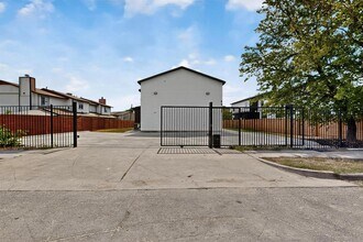 6909 Wentworth Dr in Austin, TX - Building Photo - Building Photo