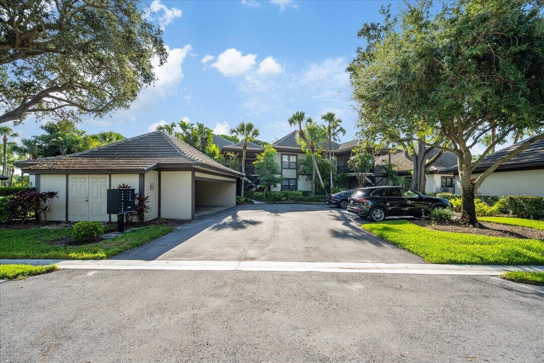 13307 Polo Club Rd in Wellington, FL - Building Photo