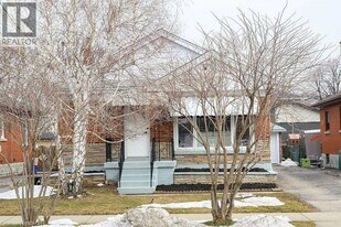 919 Brucedale Ave E in Hamilton, ON - Building Photo