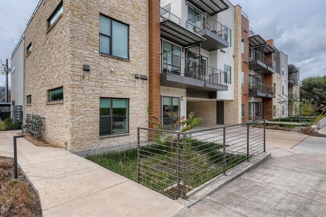 property at 207 W Johanna St