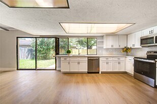 15515 Mira Monte Dr in Houston, TX - Building Photo