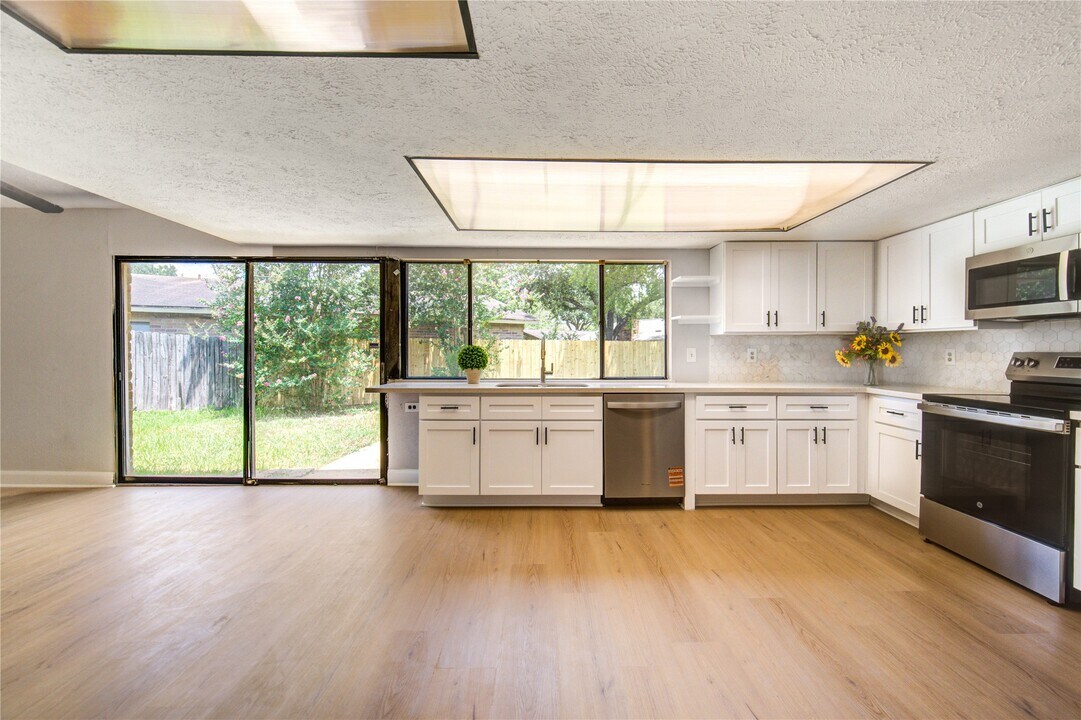 15515 Mira Monte Dr in Houston, TX - Building Photo