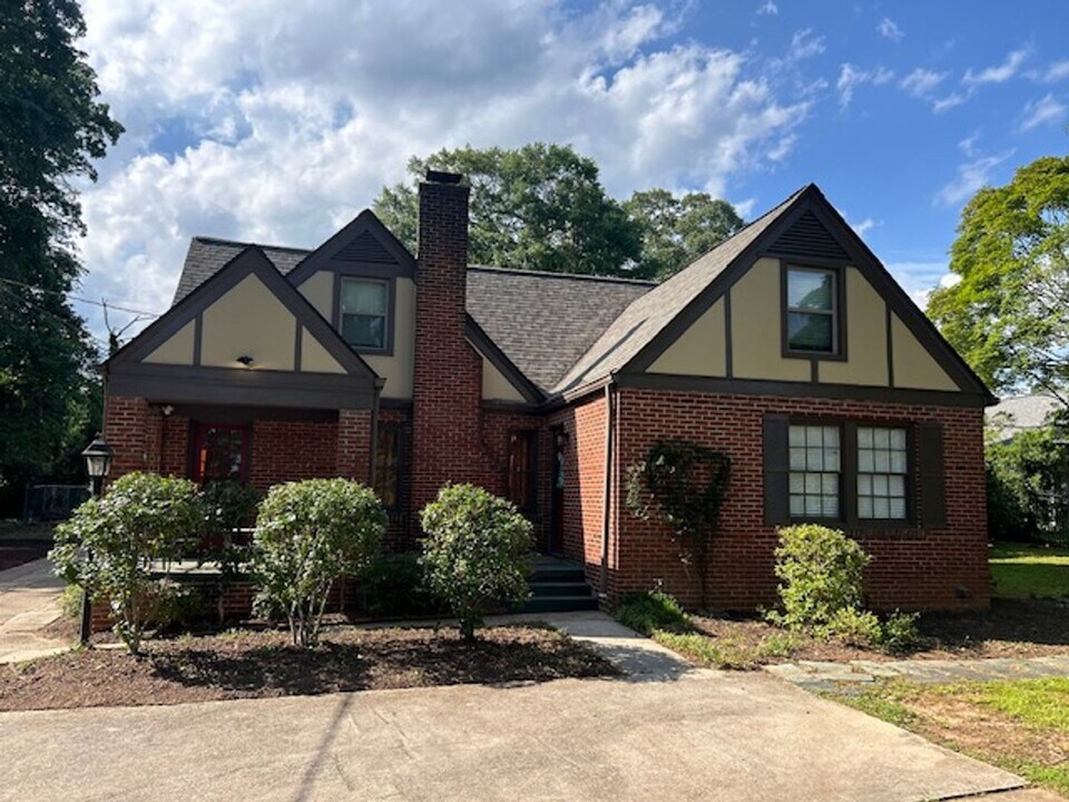 670 Ridgewood Ave in Gainesville, GA - Building Photo