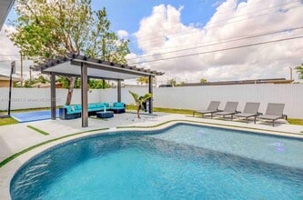 3530 SW 104th Ave in Miami, FL - Foto de edificio - Building Photo