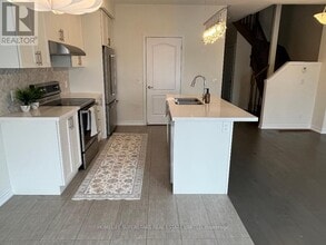 3068 Cascade Common in Oakville, ON - Building Photo - Building Photo