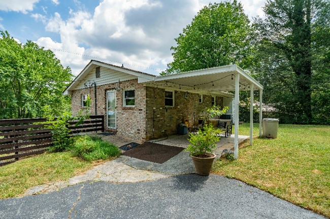 1221 Shelby Ave in Johnson City, TN - Foto de edificio - Building Photo