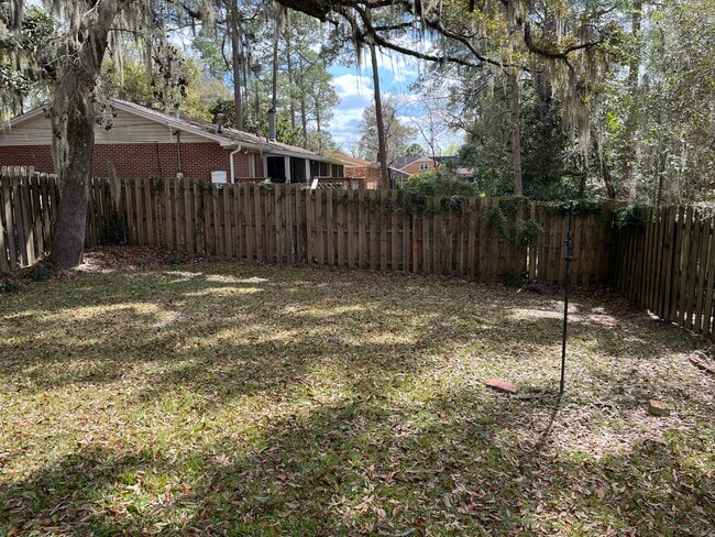 813 Baker St, Unit 813 in Tallahassee, FL - Building Photo - Building Photo