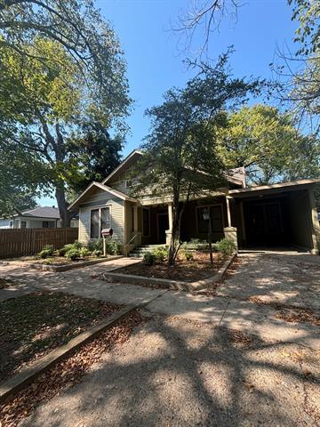 404 W Belknap St in Ennis, TX - Foto de edificio - Building Photo