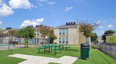 Hilltop Oaks in San Antonio, TX - Foto de edificio - Building Photo