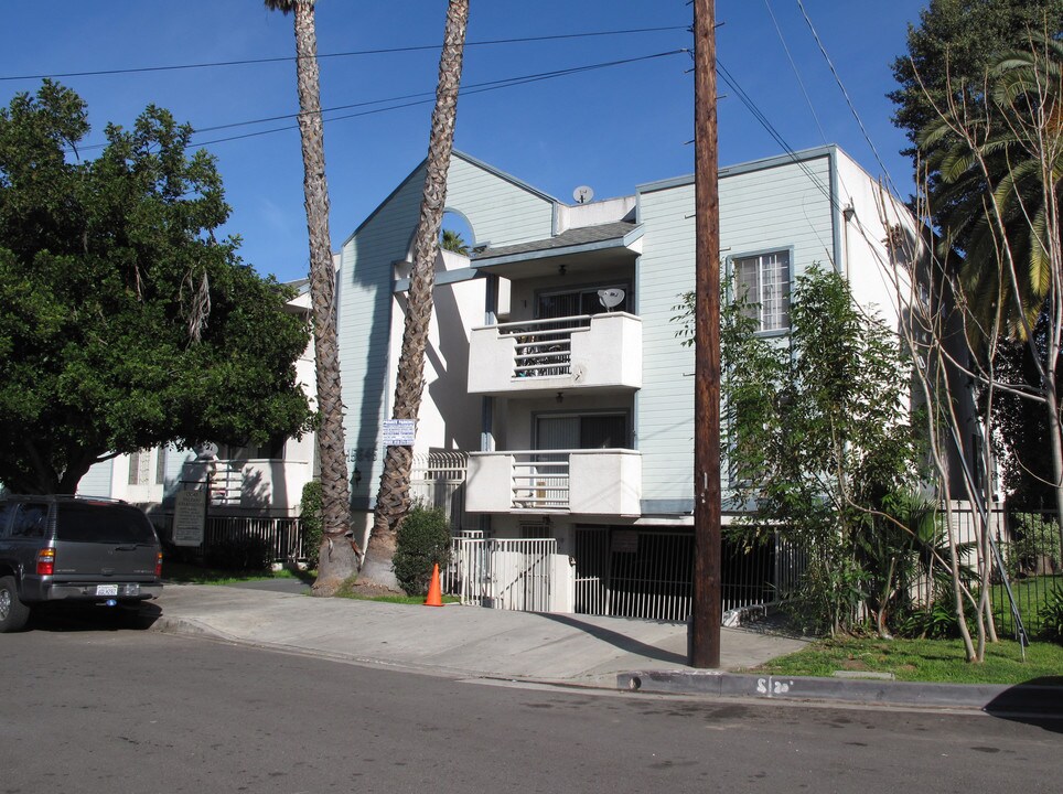 15645 Valerio St in Van Nuys, CA - Foto de edificio