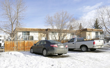 4819 Varsity Dr NW in Calgary, AB - Building Photo - Building Photo