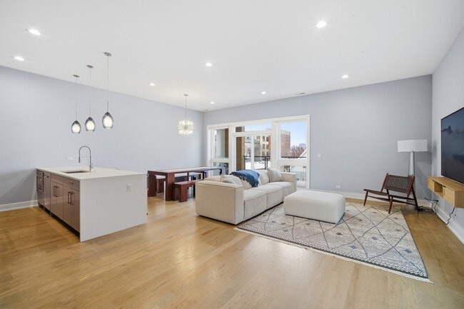 725 W 17th St in Chicago, IL - Building Photo - Building Photo