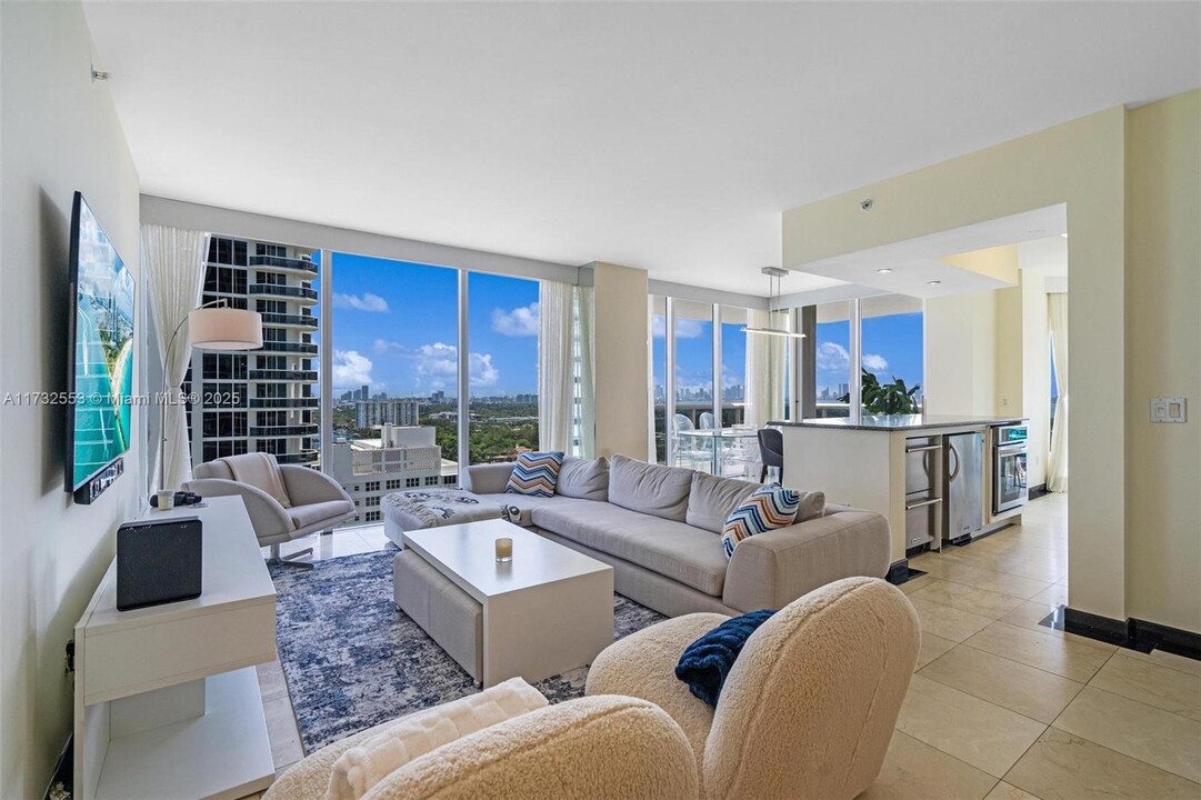 4779 Collins Ave, Unit 2305 in Miami Beach, FL - Building Photo