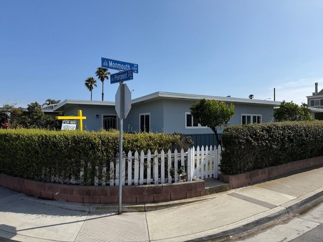 2204 Pierpont Blvd in Ventura, CA - Building Photo - Building Photo