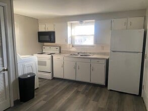 327 Marquis Ave in Wood River, IL - Building Photo - Building Photo