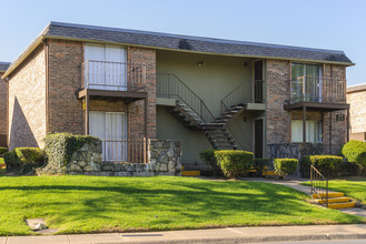 Oakwood in Dallas, TX - Building Photo - Building Photo