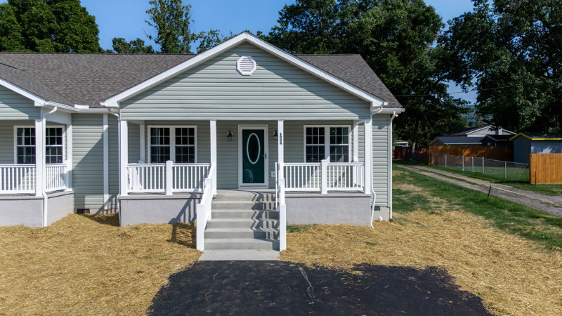 1004 Ivanhoe Ave in Waynesboro, VA - Building Photo