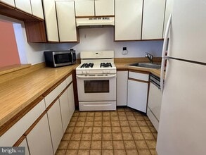 14 Mimosa Ct in Lawrence Township, NJ - Building Photo - Building Photo