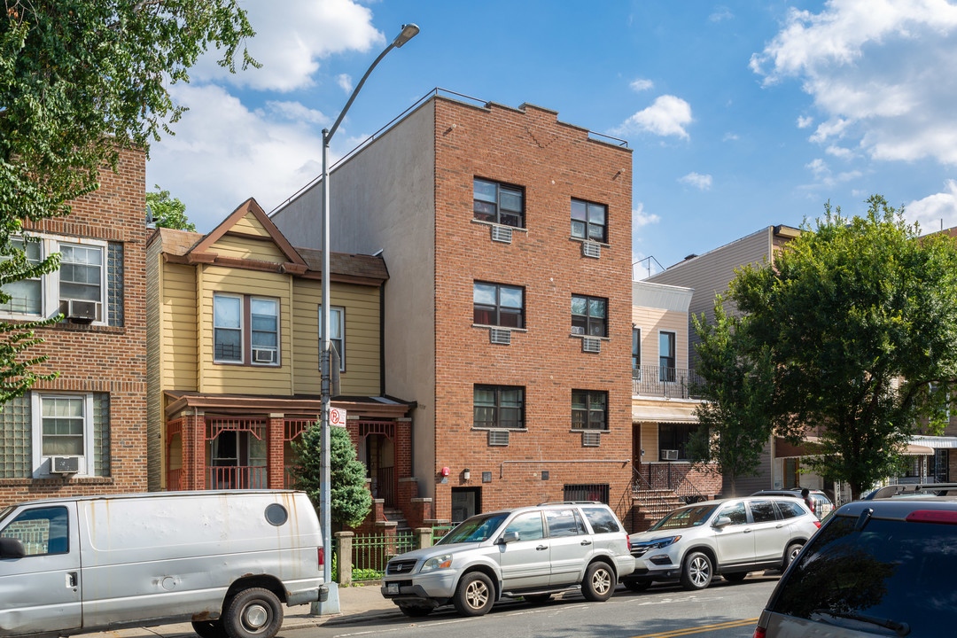 2072 Crotona Ave in Bronx, NY - Foto de edificio