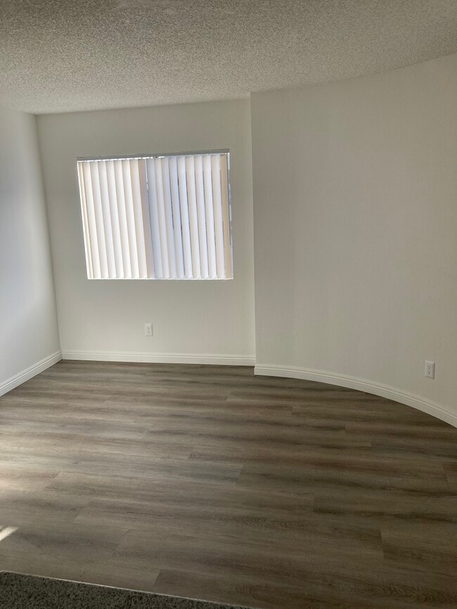 2041 S Pacific Ave, Unit 16 in Los Angeles, CA - Building Photo - Building Photo