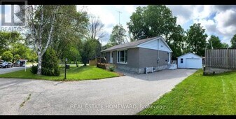 184 Avenue Rd in Newmarket, ON - Building Photo