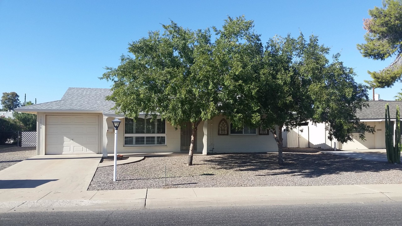 10824 W Connecticut Ave in Sun City, AZ - Building Photo