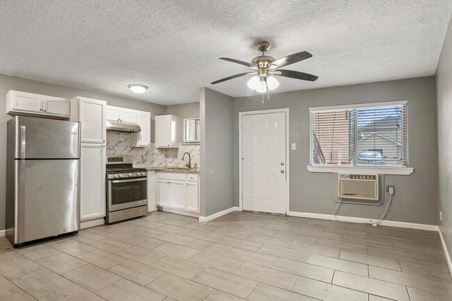 property at 4811 Oakland St