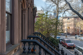 164 Lafayette Ave in Brooklyn, NY - Foto de edificio - Building Photo