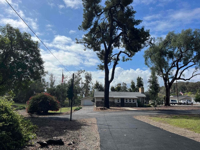 11457 Manzanita Rd in Lakeside, CA - Foto de edificio - Building Photo
