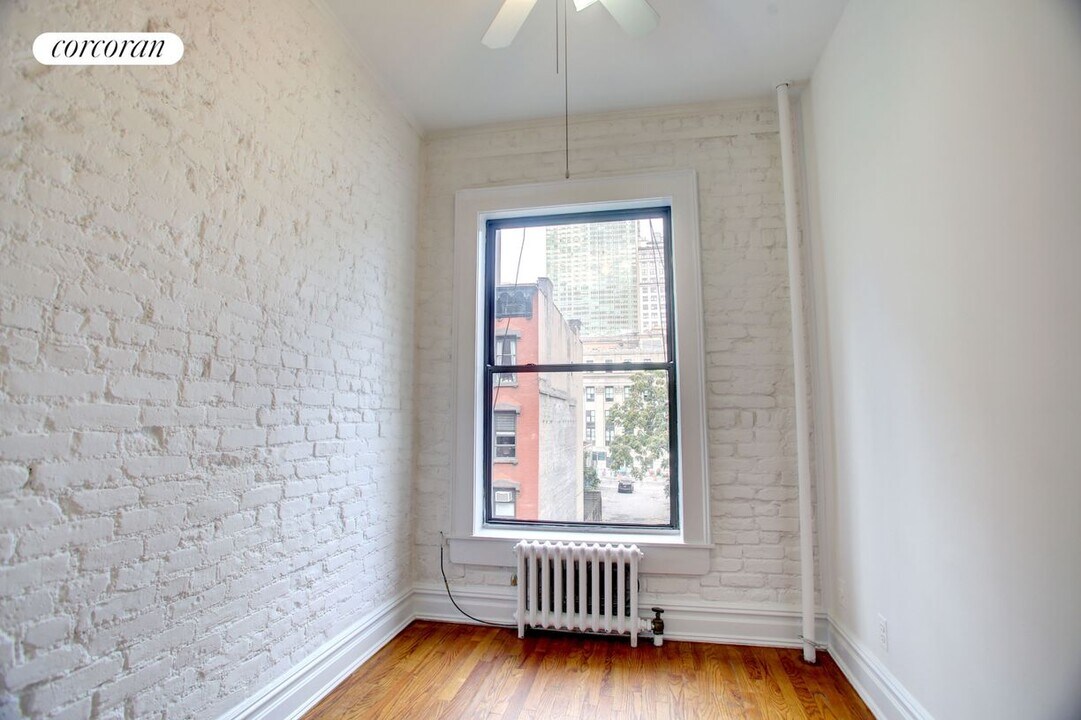 304 W 30th St in New York, NY - Building Photo