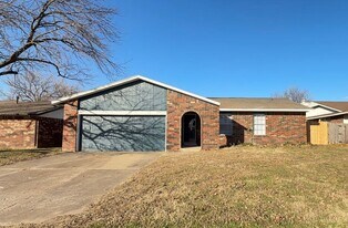 1112 W Oak Ridge Ct in Broken Arrow, OK - Building Photo