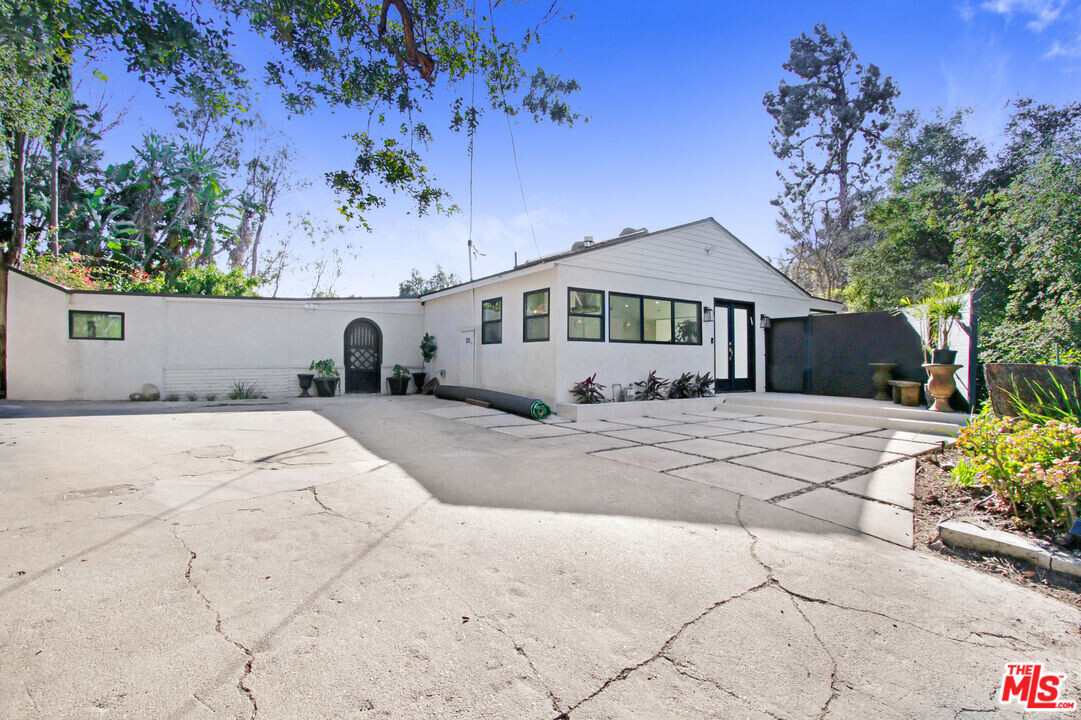 1845 Calgary Ln in Los Angeles, CA - Building Photo