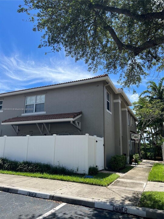 12498 SW 54th St in Miramar, FL - Building Photo