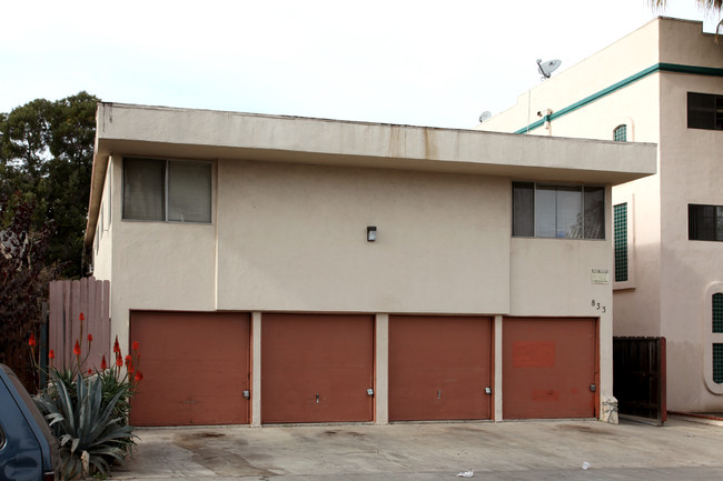 833 Gardenia Ave in Long Beach, CA - Foto de edificio - Building Photo