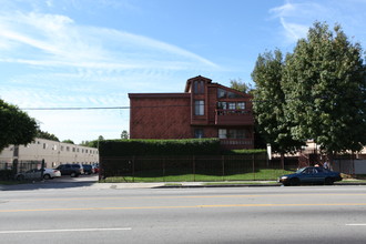 Riata Apartments in Canoga Park, CA - Building Photo - Building Photo