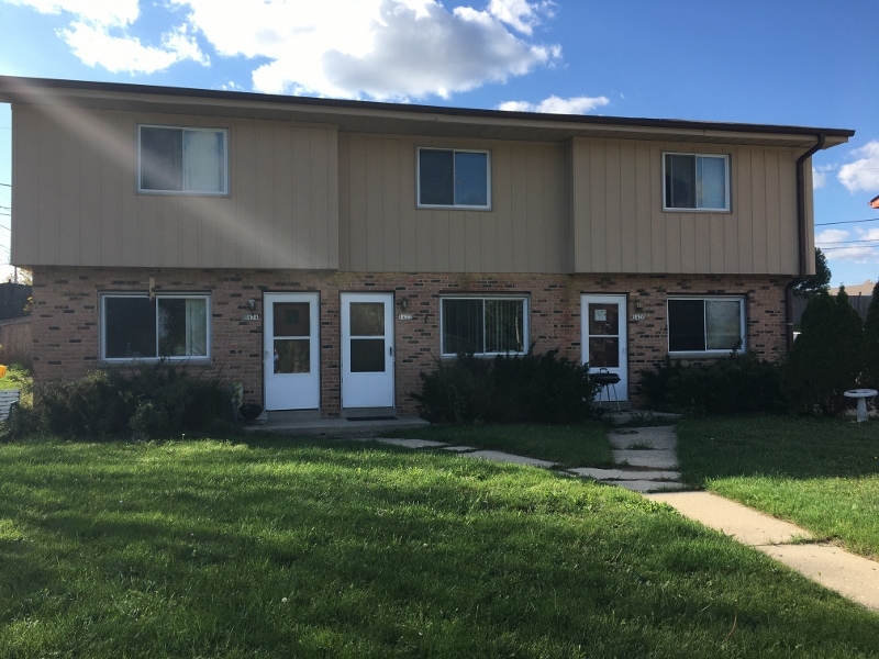 1422 Willow Ln, Unit 2 in South Milwaukee, WI - Building Photo