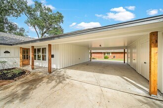 5123 Willowbend Blvd in Houston, TX - Foto de edificio - Building Photo